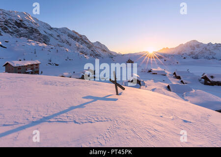 Winter Sonnenuntergang an der Alpe Disgrazia Prabello mit dem Berg im Hintergrund, malenco Tal, Valtellina, Lombardei, Italien, Europa Stockfoto