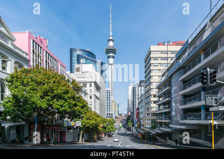 Die Victoria Street und Sky Tower in Auckland CBD, Auckland City, Region Auckland, Nordinsel, Neuseeland, Stockfoto