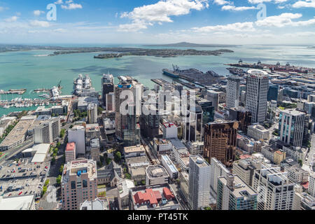 Blick auf den Hafen der Stadt und Devonport vom Sky Tower Auckland City, Region Auckland, Nordinsel, Neuseeland, Stockfoto