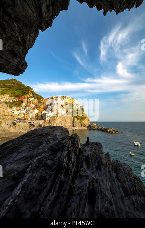 Blick über Manarola Dorf aus der Höhle, La Spezia, Ligurien, Italien Stockfoto