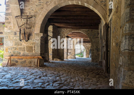 Die alten Arcade für Cornello dei Tasso, entlang der Via Mercantorum, Val Brembana, Provinz Bergamo, Bergamasker Alpen, Alpen, Italien Stockfoto