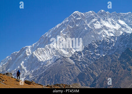 Trekker unter Nuptse auf dem Everest Base Camp Trail Stockfoto