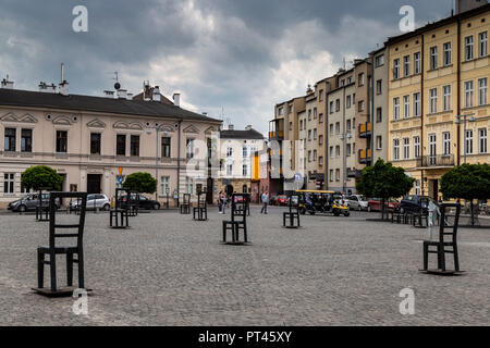 Europa, Polen, Kleinpolen, Krakau, Stadtteil Kazimierz, Plac Bohaterów Getta/Ghetto Heldenplatz Stockfoto