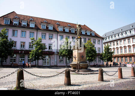 Deutsche und Ausländer reisende Menschen zu Fuß und Madonna Statue Besuch beim Mais Marktplatz oder Madonna vom kornmarkt am 25. August 2017 in Heidel Stockfoto