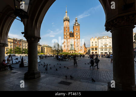 Europa, Polen, Kleinpolen, Krakau/Krakow, die Tuchhallen, Hauptplatz und die Basilika St. Maria Stockfoto