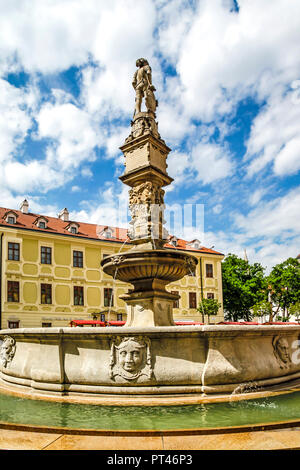 Roland's Brunnen, einem Brunnen aus dem 16. Jahrhundert mit Maximillian II. im Hauptplatz, Bratislava, Slowakei Stockfoto