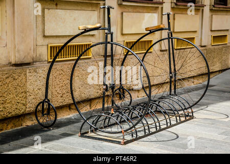 Fahrradständer, bestehend aus zwei Penny fathing viktorianischen Fahrräder Stockfoto