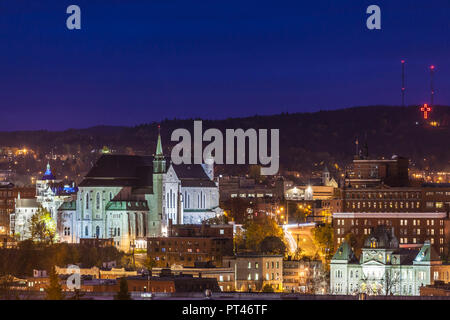 Kanada, Quebec, Region Estrie, Sherbrooke, erhöhte die Stadt mit der Kathedrale St-Michel, Hotel de Ville, Rathaus, Dämmerung Stockfoto