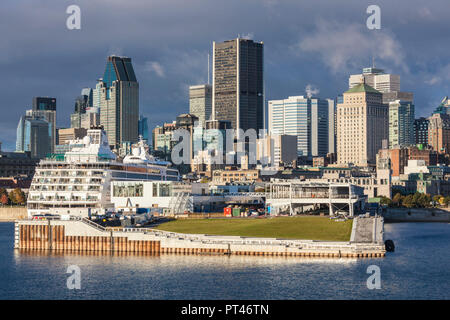 Kanada, Quebec, Montreal, die Skyline der Stadt vom St. Lawrence River Stockfoto