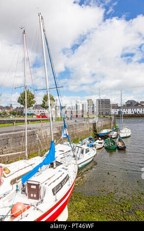 GALWAY, Irland - 18. AUGUST 2012: Ein Blick von der Claddagh, über den Fluss Corrib, in Richtung der langen Spaziergang in Galway, Irland. Stockfoto