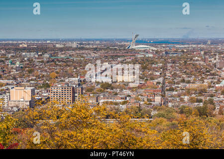 Kanada, Quebec, Montreal, erhöhten City Skyline von Mount Royal mit Olympiastadion, Herbst Stockfoto