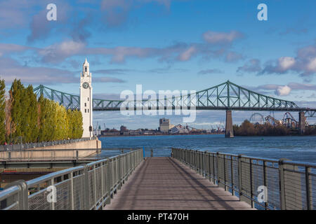 Kanada, Quebec, Montreal, der alte Hafen, Sailor's Memorial Clock Tower und Jacques Cartier Brücke Stockfoto