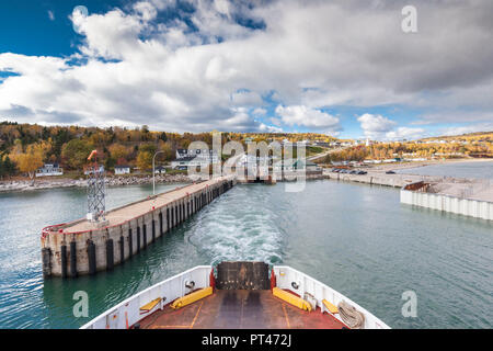 Kanada, Quebec, Capitale-Nationale Region Charlevoix, Saint Simeon, St-Simeon zu Riviere-du-Loup, St. Lawrence River Ferry, Küsten, Herbst Stockfoto