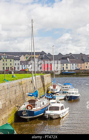 GALWAY, Irland - 18. AUGUST 2012: Ein Blick von der Claddagh, über den Fluss Corrib, in Richtung der langen Spaziergang in Galway, Irland. Stockfoto