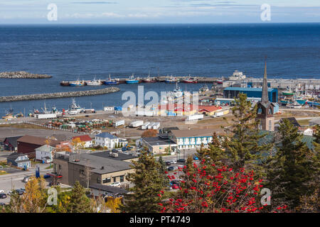 Kanada, Quebec, Gaspe Halbinsel, Riviere-au-Renard, erhöht mit Blick auf das Dorf Stockfoto