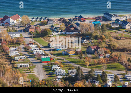 Kanada, Quebec, Gaspe Halbinsel, Perce, Ansicht der Stadt vom Mont Ste-Anne, Herbst Stockfoto