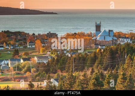 Kanada, Quebec, Gaspe Halbinsel, Perce, Ansicht der Stadt von Rt132, Dawn Stockfoto