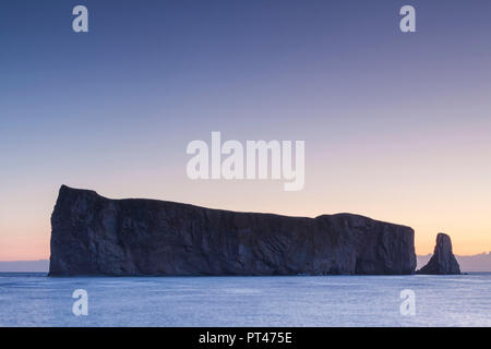 Kanada, Quebec, Gaspe Halbinsel, Perce, Perce Rock, Dawn Stockfoto