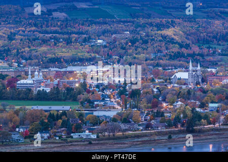 Kanada, Quebec, Capitale-Nationale Region Charlevoix, Baie St-Paul, erhöhten Blick auf die Stadt, Herbst, Dawn Stockfoto