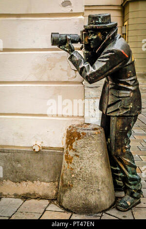 Paparazzi Fotograf statue stehend auf der Ecke der Radnicna und Laurinska Straße in Bratislava, Slowakei Stockfoto