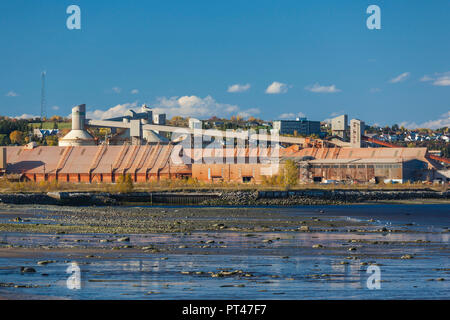 Kanada, Quebec, saguenay-lac Saint-Jean Region, Saguenay Fjord, La Baie, Fabrik und frieghters auf die Baie des Ha! Ha! Stockfoto