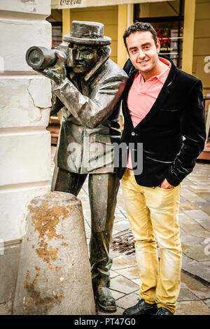 Paparazzi Fotograf statue stehend auf der Ecke der Radnicna und Laurinska Straße in Bratislava, Slowakei Stockfoto