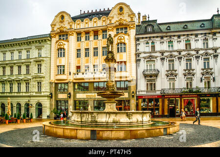 Roland's Brunnen, einem Brunnen aus dem 16. Jahrhundert mit Maximillian II. im Hauptplatz, Bratislava, Slowakei Stockfoto