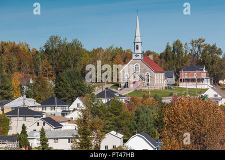 Kanada, Quebec, Capitale-Nationale Region Charlevoix, Saint-Fidele, erhöht mit Blick auf das Dorf Stockfoto