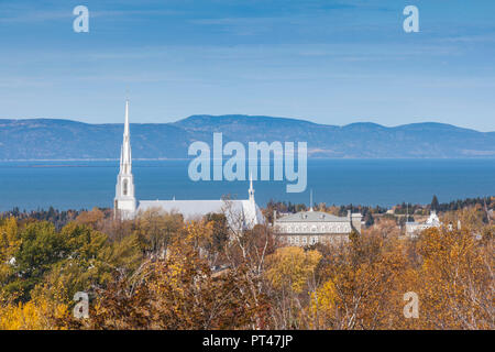 Kanada, Quebec, Region Bas-Saint-Laurent, Riviere-du-Loup, Kirche und St. Lawrence River Stockfoto