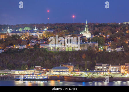 Kanada, Quebec, Quebec City, Erhöhte Ansicht von Levis und St. Lawrence River, Dämmerung Stockfoto