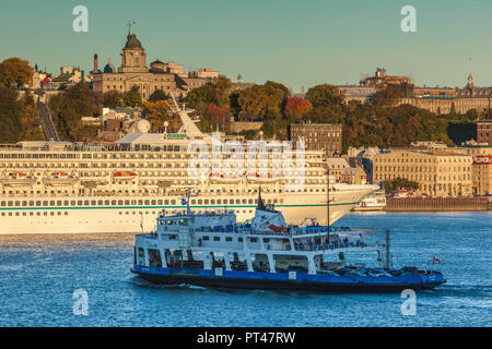 Kanada, Quebec, Quebec City, Cruiseship und Levis Ferry am St. Lawrence River, Dawn Stockfoto