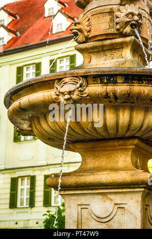 Roland's Brunnen, einem Brunnen aus dem 16. Jahrhundert mit Maximilian II. im Hauptplatz, Bratislava, Slowakei Stockfoto