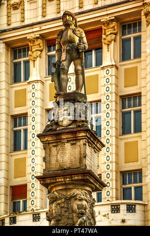 Roland's Brunnen, einem Brunnen aus dem 16. Jahrhundert mit Maximillian II. im Hauptplatz, Bratislava, Slowakei Stockfoto