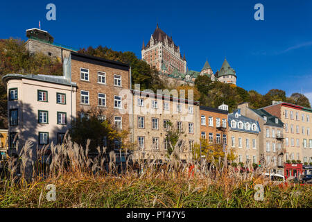 Kanada, Quebec, Quebec City, Chateau Frontenac Hotel und Gebäude entlang dem Boulevard Champlain, morgen Stockfoto