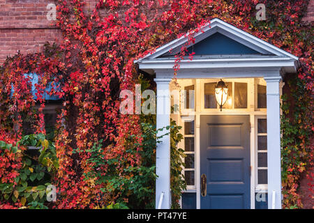 Kanada, Quebec, Mauricie Region, Trois Rivieres, Haus entlang der Rue De La Motte, Herbst Stockfoto