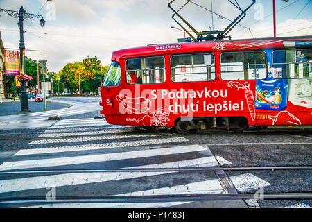 Roten Straßenbahnen mit öffentlichen Verkehrsmitteln rund um die Stadt Bratislava in der Slowakei Stockfoto