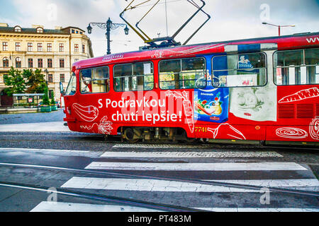 Roten Straßenbahnen mit öffentlichen Verkehrsmitteln rund um die Stadt Bratislava in der Slowakei Stockfoto