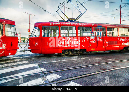 Roten Straßenbahnen mit öffentlichen Verkehrsmitteln rund um die Stadt Bratislava in der Slowakei Stockfoto