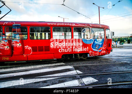 Roten Straßenbahnen mit öffentlichen Verkehrsmitteln rund um die Stadt Bratislava in der Slowakei Stockfoto