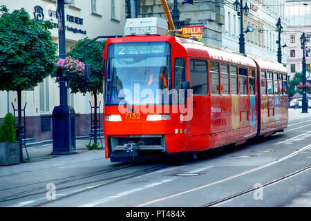 Roten Straßenbahnen mit öffentlichen Verkehrsmitteln rund um die Stadt Bratislava in der Slowakei Stockfoto