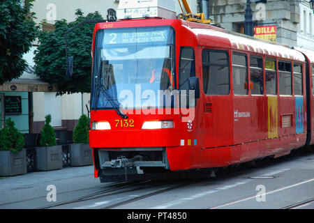 Roten Straßenbahnen mit öffentlichen Verkehrsmitteln rund um die Stadt Bratislava in der Slowakei Stockfoto