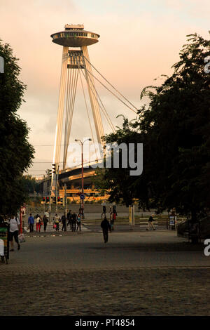 Die UFO-Sternwarte Plattform auf der SNP-Brücke über die Donau in Bratislava, Slowakei Stockfoto
