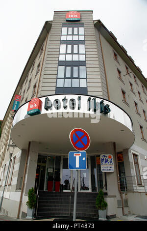 Der Eingang in das moderne Hotel Ibis an der Ecke Zamocka in Bratislava, Slowakei Stockfoto