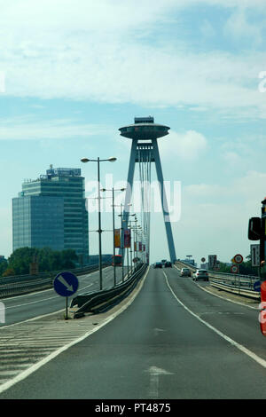 Die UFO-Sternwarte Plattform auf der SNP-Brücke über die Donau in Bratislava, Slowakei Stockfoto