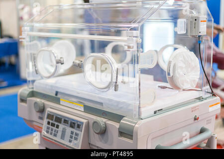 Leere kleinkind Inkubator in einem Krankenhauszimmer. Nursery Inkubator im Krankenhaus. Stockfoto