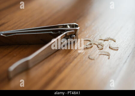 Nagelknipser auf Holztisch Stockfoto