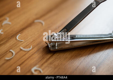 Nagelknipser auf Holztisch Stockfoto