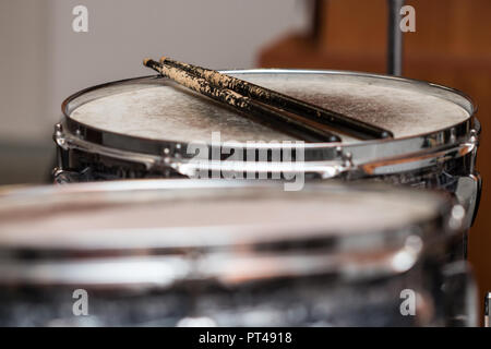 Nahaufnahme der Trommelstöcke auf dem Drum-Set liegen. Schlagzeuger-Ausrüstung Stockfoto