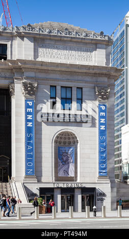 Der Eingang West zur Penn Station in New York City. New York Penn Station ist die verkehrsreichste Kreuzungsbahnhof in Nordamerika. Stockfoto