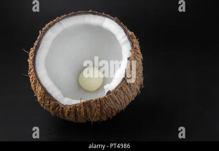 Kokosnüsse auf schwarzem Hintergrund schwarz Stockfoto